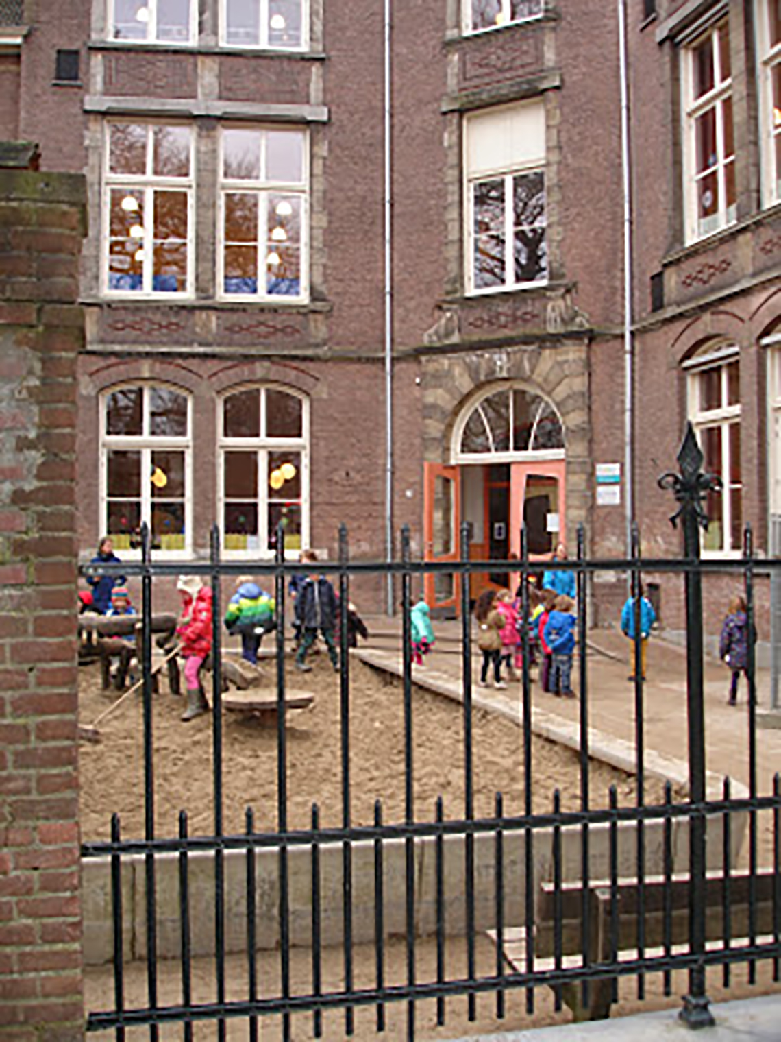 Speelkwartier op het schoolplein aan het Hiëronymusplantsoen
